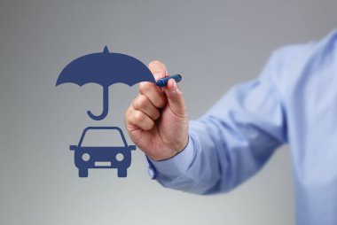 İşadamı el araba sigortası, koruma, güvenlik ve Finans için bir aile otomobili konsepti yukarıda bir şemsiye çizimi