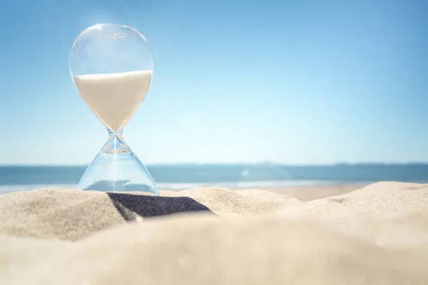 Tempo Clessidra Una Spiaggia Nella Sabbia Con Cielo Blu Spazio — Foto Stock