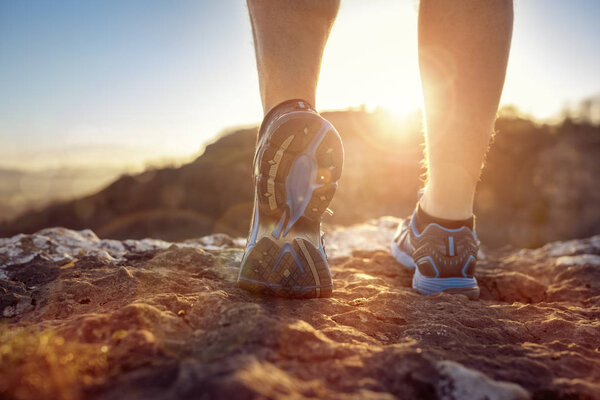 Бег по пересеченной местности в летний солнечный свет концепции для физических упражнений, фитнеса и здорового образа жизни
