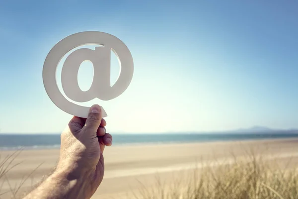 Mail Symbol Hochgehalten Strand Mit Kopierraum Sommerhintergrund — Stockfoto