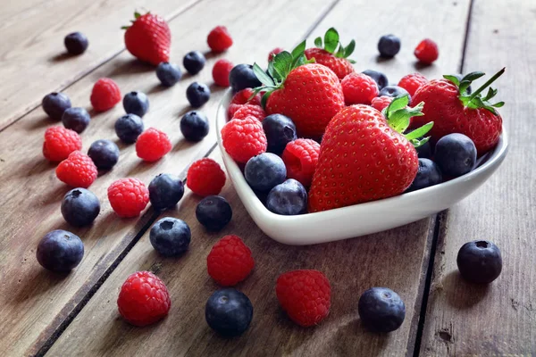 木桌上的草莓 蓝莓和覆盆子抗氧化有机超级食品健康饮食和营养概念 — 图库照片