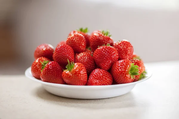 Frische Erdbeeren Einer Weißen Schüssel — Stockfoto