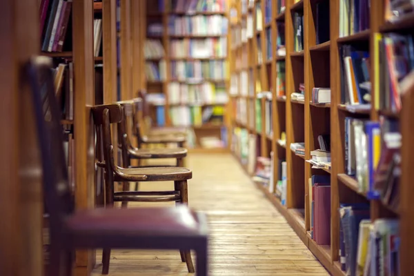 Bibliothek Mit Bücherreihen Auf Regalen Und Leeren Stühlen — Stockfoto