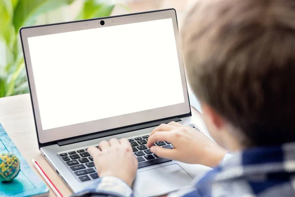 Menino Internet Com Computador Portátil Fazendo Lição Casa Com Tela — Fotografia de Stock