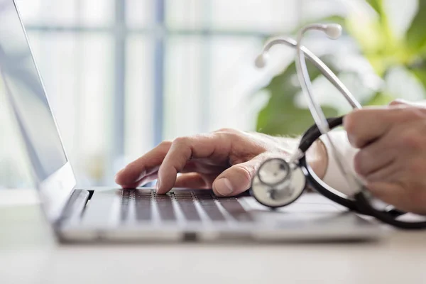 Arts Invoeren Van Patiëntennota Een Laptop Chirurgie — Stockfoto