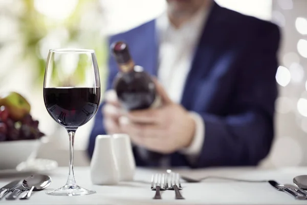 Zakenman Lezen Van Rode Wijn Fles Etiket Restaurantconcept Voor Zakelijke — Stockfoto