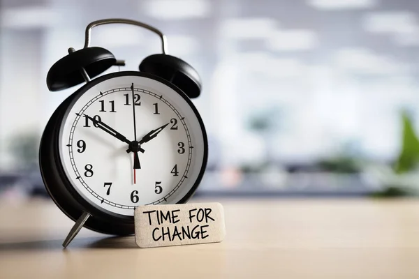 Ώρα Για Αλλαγή Δράση Έννοια Μήνυμα Ρολόι Συναγερμών Στο Γραφείο — Φωτογραφία Αρχείου