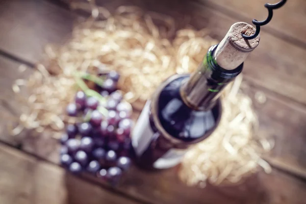 Botella Vino Uvas Corcho Sacacorchos Sobre Mesa Madera —  Fotos de Stock