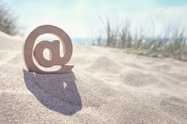 Mail Symbol Sand Strand — Stockfoto