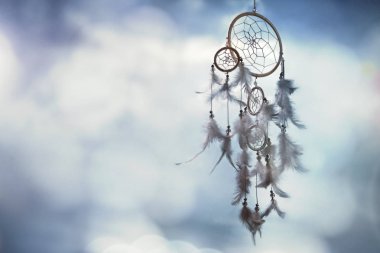 Dreamcatcher kopya alanı ile mavi arka plan üzerinde