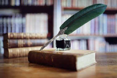 Quill'in kalem ve mürekkep bir kütüphane kavram edebiyat eski bir kitabında üzerinde dinlenme, yazma, yazar ve Tarih iyi