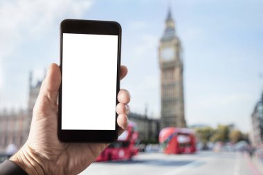El ile Big Ben'e ve parlamento Westminster Köprüsü'nde önünde Londra'da boş perde Smartphone tutarak