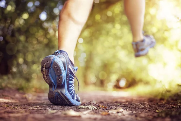 Outdoor Langlauf Bei Sommersonne Konzept Für Bewegung Fitness Und Gesunden — Stockfoto