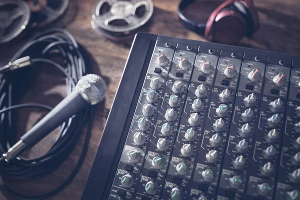 Mesa Mezcladora Estudio Grabación Sonido Con Micrófono Auriculares Cinta Carrete —  Fotos de Stock