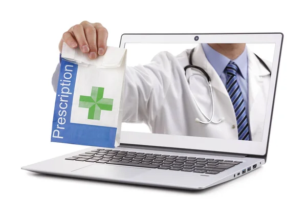 互联网药品商店概念医生抱着处方药通过便携式计算机屏幕 — 图库照片