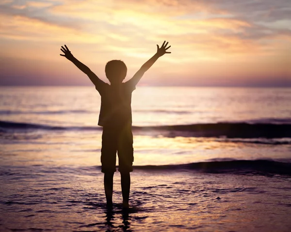 Silhueta Menino Com Mãos Levantadas Pôr Sol Sobre Conceito Mar — Fotografia de Stock