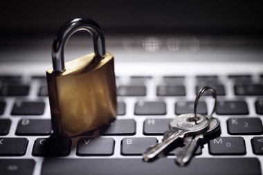 Internet güvenlik ve ağ koruma kavramı, asma kilit ve anahtar laptop
