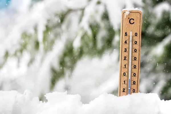 显示雪中寒冷气温的温度计 — 图库照片