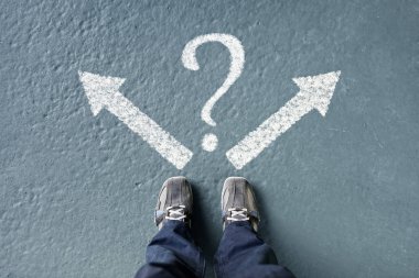 Yön ok seçimleri ve soru işareti, sol, sağ veya ileriye taşımak ile ayakta gelecek adam için kararlar alma