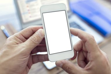 Boş beyaz ekranlı ve erkek elinde tutan mobil akıllı telefon