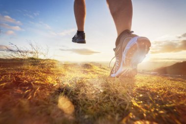 Egzersiz, fitness ve sağlıklı yaşam tarzı için sabah gündoğumu kavramı çalışan açık kros
