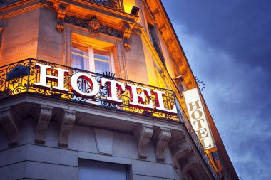 Tatil konaklama ve iş seyahati için gece konseptinde Paris'te ışıklı otel işareti