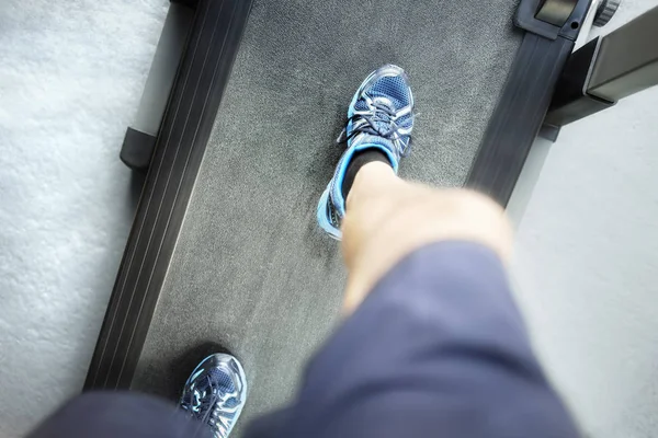 Man Melihat Bawah Berjalan Gym Pada Konsep Treadmill Untuk Berolahraga — Stok Foto