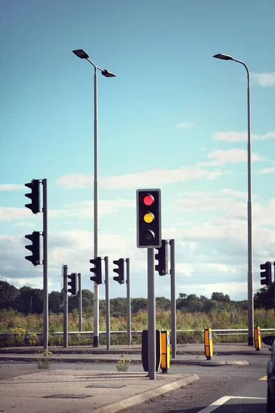 Luzes Trânsito Para Carros Uma Estrada Que Muda Laranja Vermelha — Fotografia de Stock