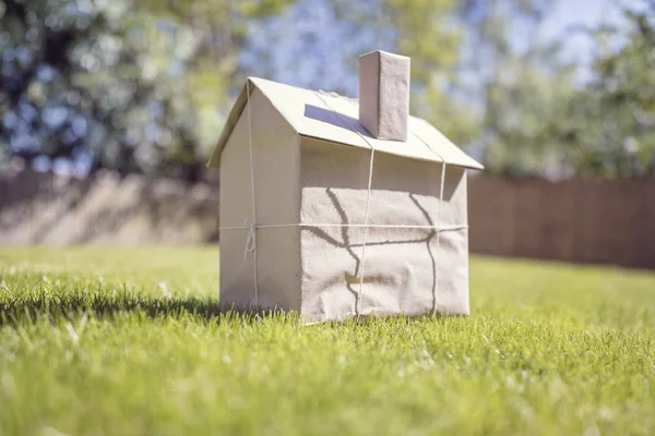 Nova Casa Embrulhada Papel Marrom Conceito Para Construção — Fotografia de Stock