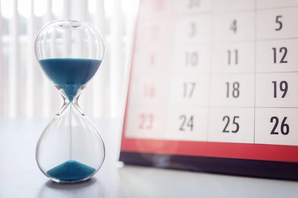 Uurglas Kalenderconcept Voor Het Wegglippen Van Tijd Voor Belangrijke Afspraakdatum — Stockfoto