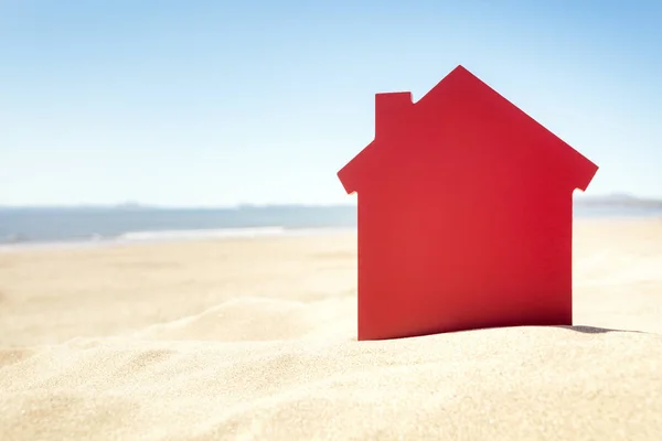Σπίτι Στην Αμμώδη Παραλία Concept Ακίνητα Ενοικιάσεις Διακοπών — Φωτογραφία Αρχείου
