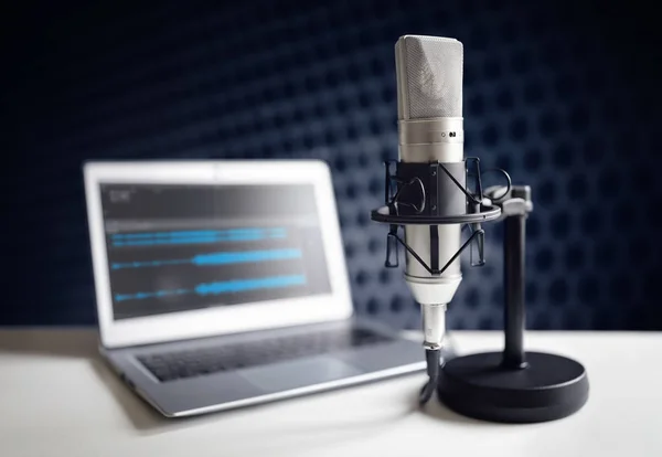Podcast Mikrofon Dizüstü Bilgisayar Kayıt Stüdyosunda Masada — Stok fotoğraf