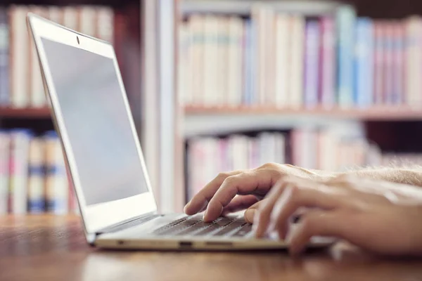 Hände Tippen Auf Laptop Computer Bibliothekskonzept Für Bildung Schriftsteller Oder — Stockfoto