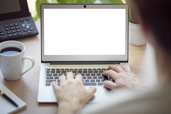 Mann Mit Laptop Auf Schreibtisch Arbeitet Büro Mit Leerem Bildschirm — Stockfoto