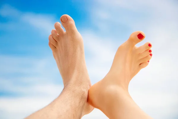 Mannelijke Vrouwelijke Benen Een Zonnige Dag Raken Elkaar Tegen Blauwe — Stockfoto