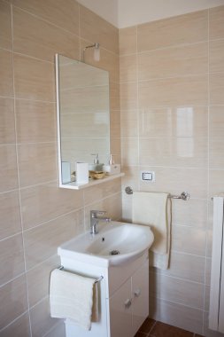 Banyo lavabo ve musluk ile iç. temiz banyo konsepti