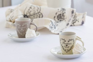 Kahve ile bir tabakta İtalyan beze