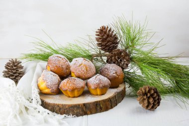 Ev yapımı Noel kek, Noel kek ve yeni yaer dekorasyon ışık arka plan ve çam dalları ve koniler