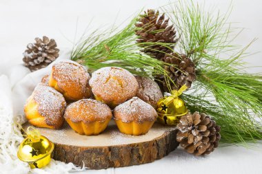 Ev yapımı Noel kek, Noel kek ve yeni yaer dekorasyon ışık arka plan ve çam dalları ve koniler