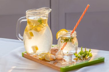 Ev yapımı taze limonata sürahi, limonata hazırlanması