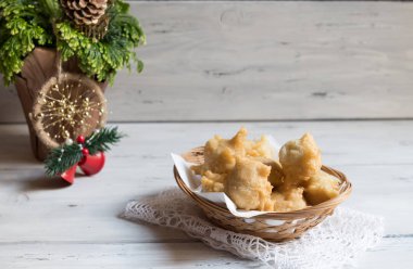 Pettole güneye İtalyan yemekleri hamur pişmiş ve: Salento, Apulia şehrinde yapılan zeytin yağda kızartılmış bir geleneksel Noel olduğunu