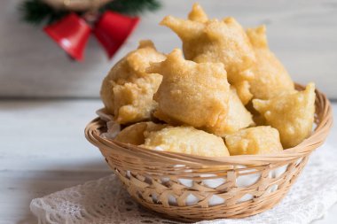 Pettole güneye İtalyan yemekleri hamur pişmiş ve: Salento, Apulia şehrinde yapılan zeytin yağda kızartılmış bir geleneksel Noel olduğunu