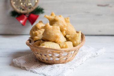 Pettole güneye İtalyan yemekleri hamur pişmiş ve: Salento, Apulia şehrinde yapılan zeytin yağda kızartılmış bir geleneksel Noel olduğunu