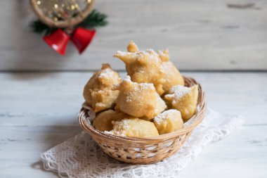 Pettole güneye İtalyan yemekleri hamur pişmiş ve: Salento, Apulia şehrinde yapılan zeytin yağda kızartılmış bir geleneksel Noel olduğunu