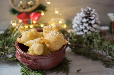 Pettole güneye İtalyan yemekleri hamur pişmiş ve: Salento, Apulia şehrinde yapılan zeytin yağda kızartılmış bir geleneksel Noel olduğunu