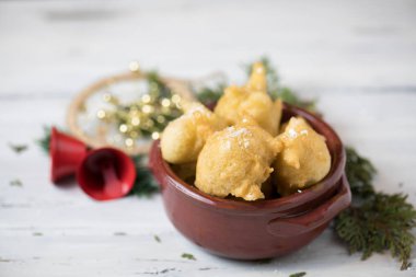 Pettole güneye İtalyan yemekleri hamur pişmiş ve: Salento, Apulia şehrinde yapılan zeytin yağda kızartılmış bir geleneksel Noel olduğunu