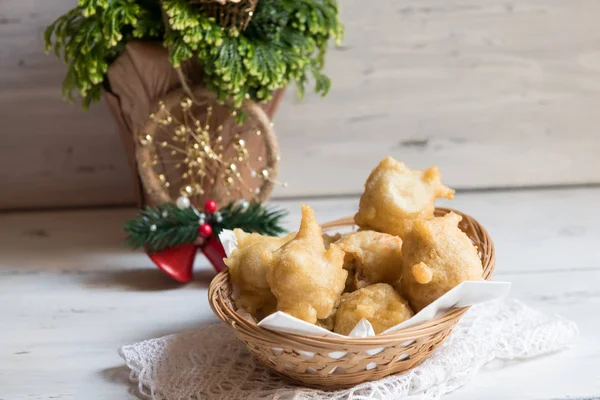 Pettole güneye İtalyan yemekleri hamur pişmiş ve: Salento, Apulia şehrinde yapılan zeytin yağda kızartılmış bir geleneksel Noel olduğunu