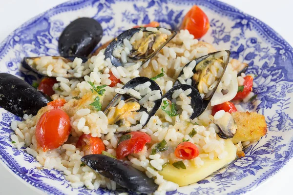 Pirinç, patates ve midye, geleneksel Apulia çanak, Bari mutfağı