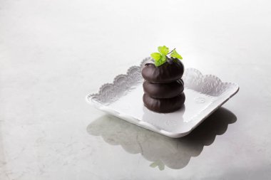 Lokum çikolata ve nane yaprağı gri mermer zemin üzerine