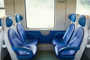 Trenin Europe tren vagonu mavi koltuklar, düşük maliyetli seyahat kavramı ile uzun ve kısa mesafe için boş iç